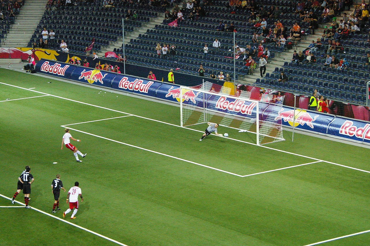 Penalty kicks improve when focusing on external targets and not mechanics