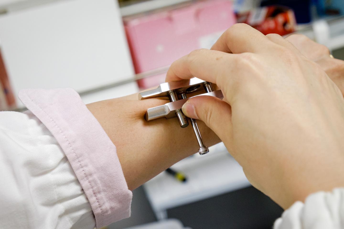 New technique optimises to deliver more drugs through the skin