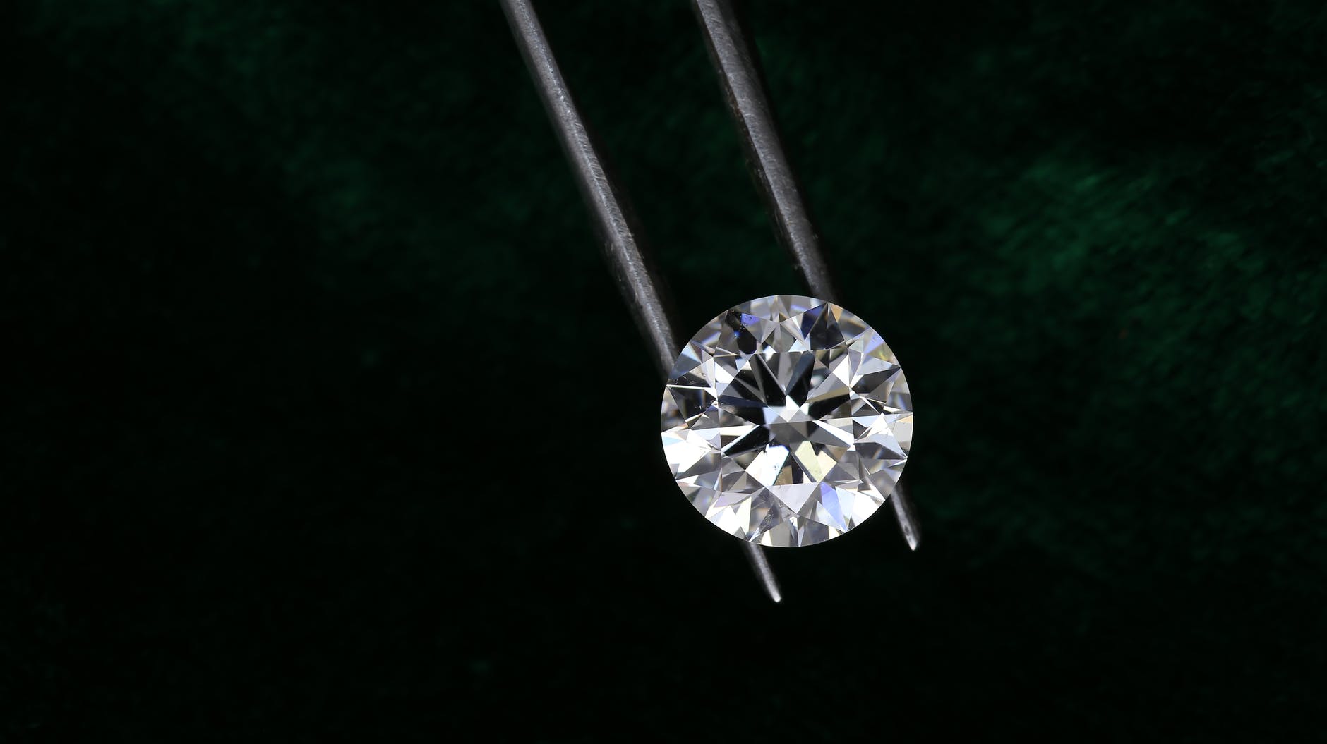 Deciphering diamond ages sheds light on Earth’s early years.