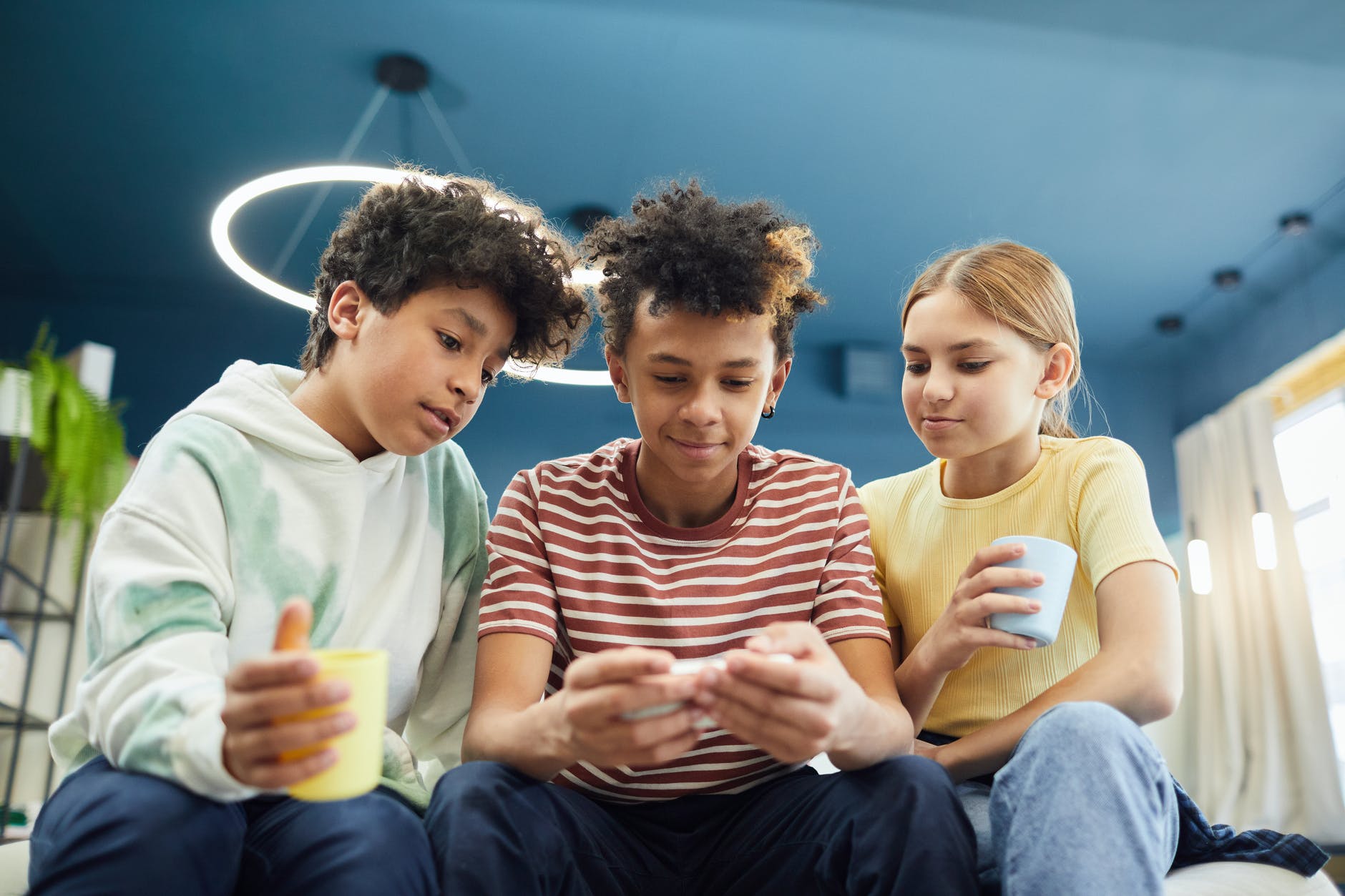 Joining social media before age 11 is associated with problematic digital behaviors.