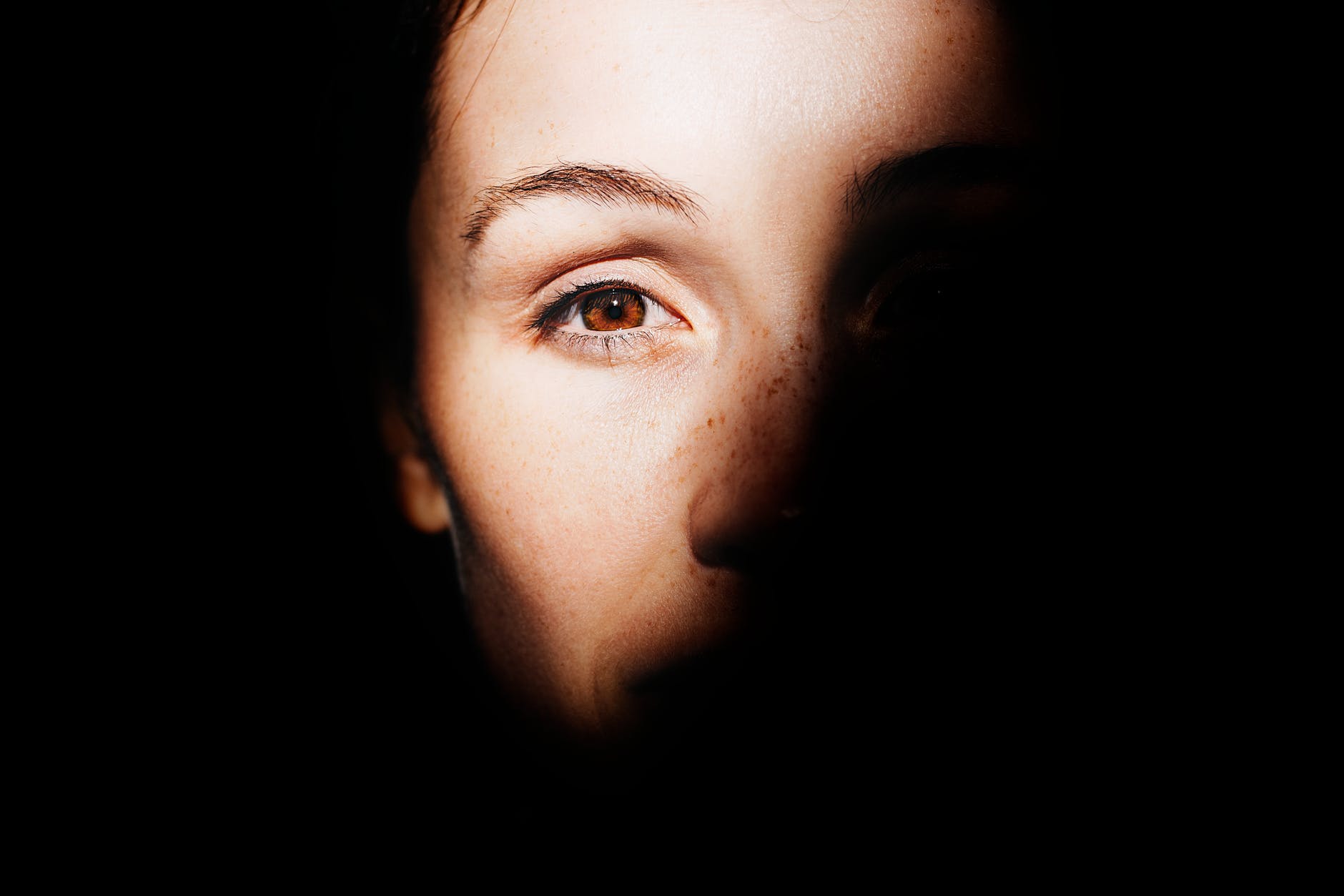 Morning exposure to deep red light improves declining eyesight