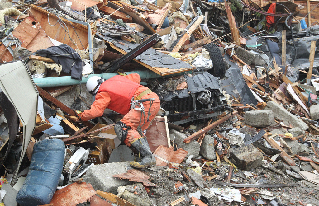 Mainshock locations shape earthquake size distributions