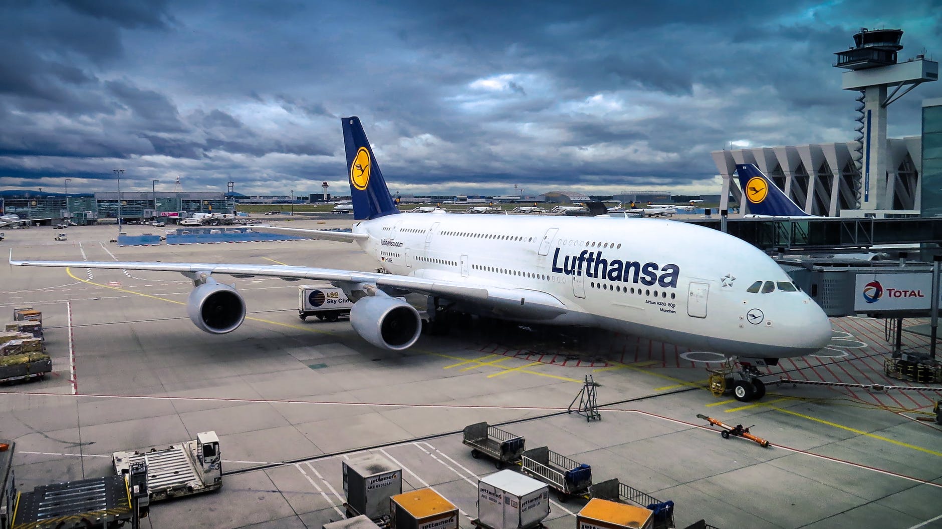 Smooth hydrophobic coatings may be more effective for aircraft de-icing.