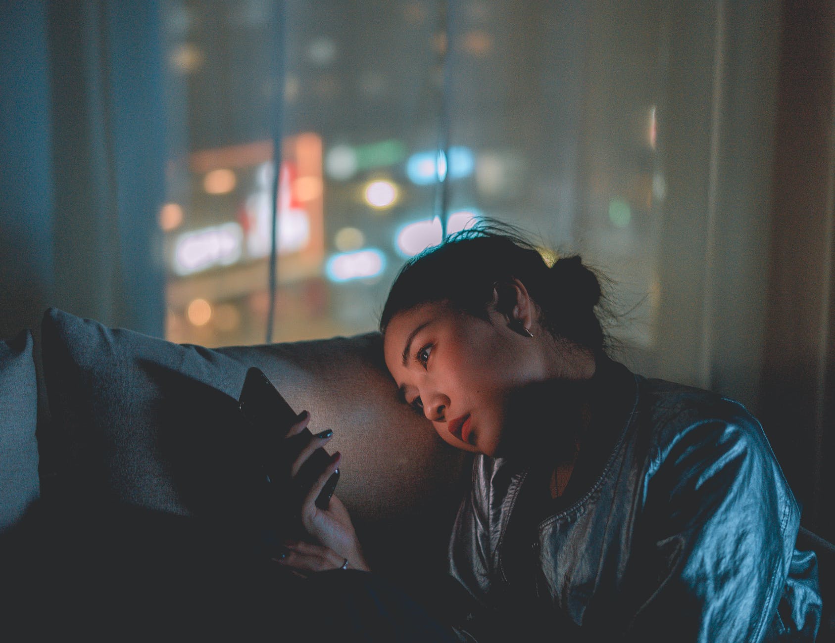 Scientists find that the impact of social media on well-being varies across adolescence.