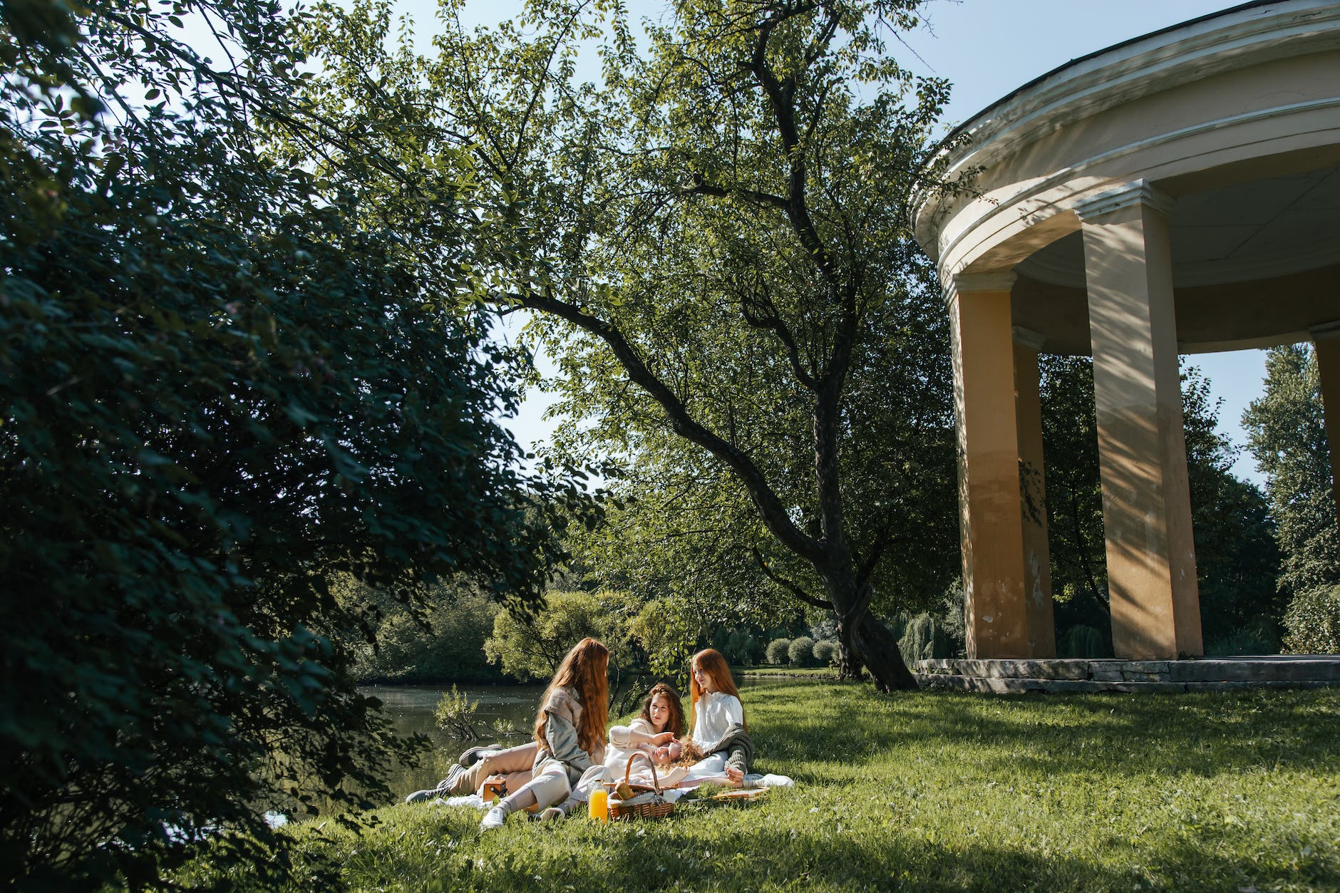 Exposure to urban greenness has unequal effects on men’s and women’s mental health.