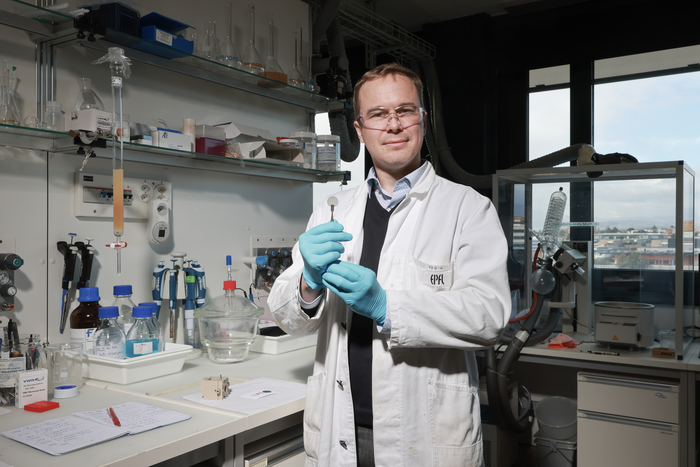 A step towards solar fuels out of thin air
