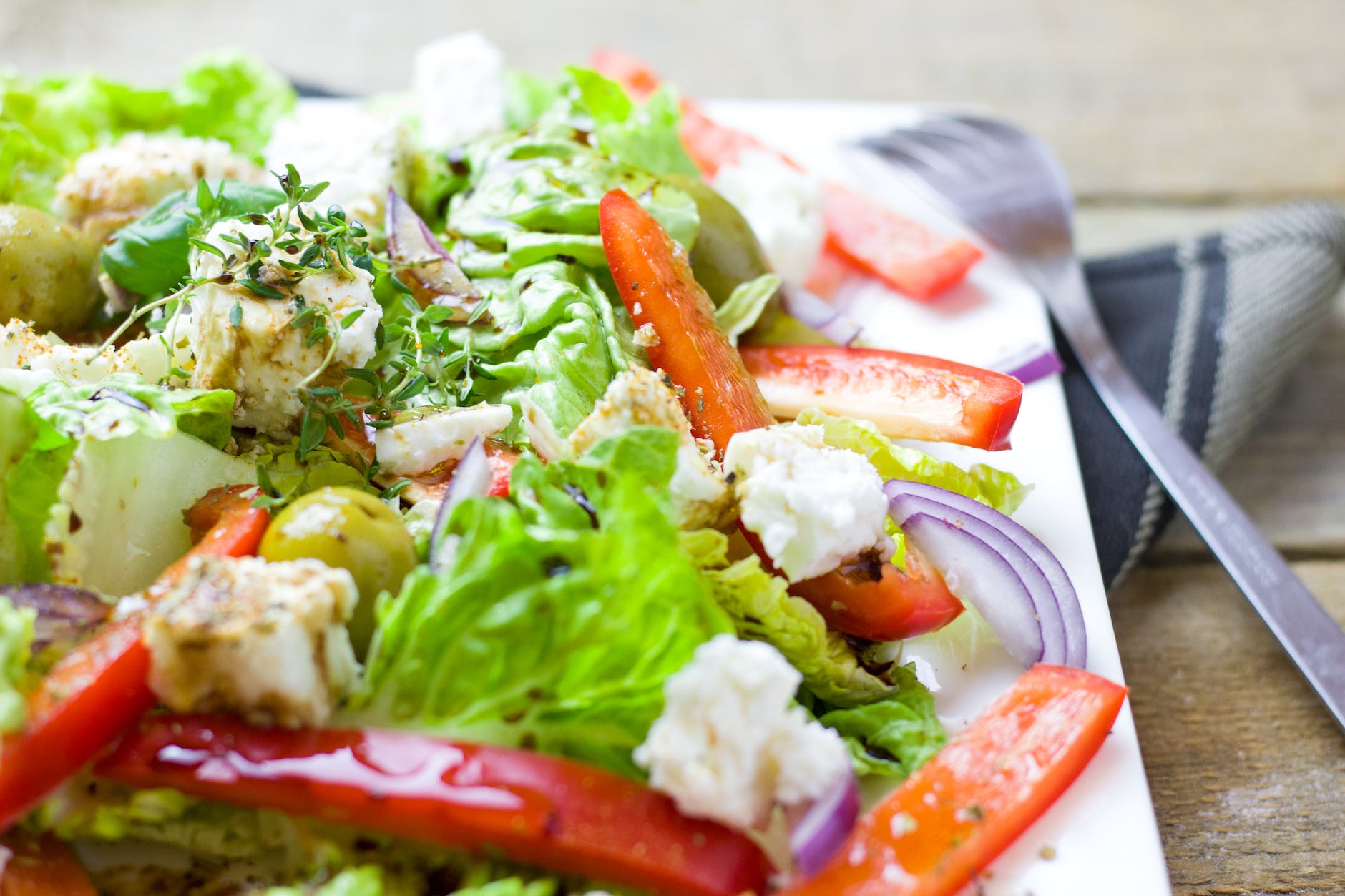 Low-carbohydrate diets emphasizing healthy, plant-based sources associated with slower long-term weight gain.