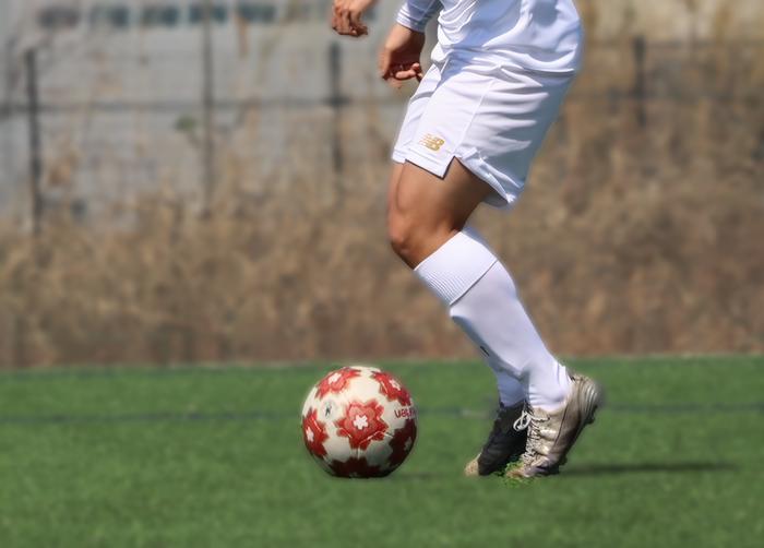 Quick decisions in soccer enhanced by brain’s ability to suppress actions