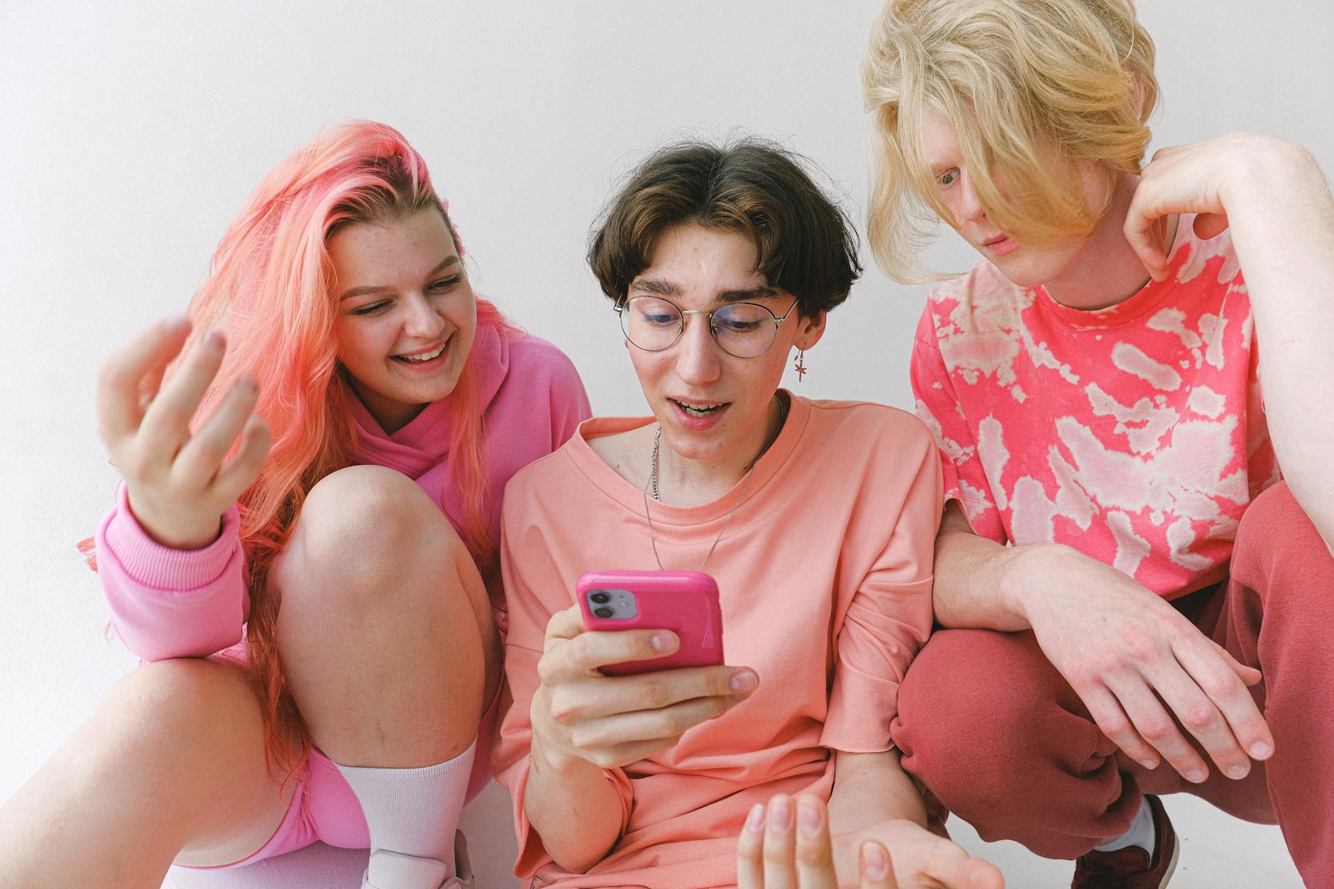Study examines how teens thrive online: factors that shape digital success revealed.