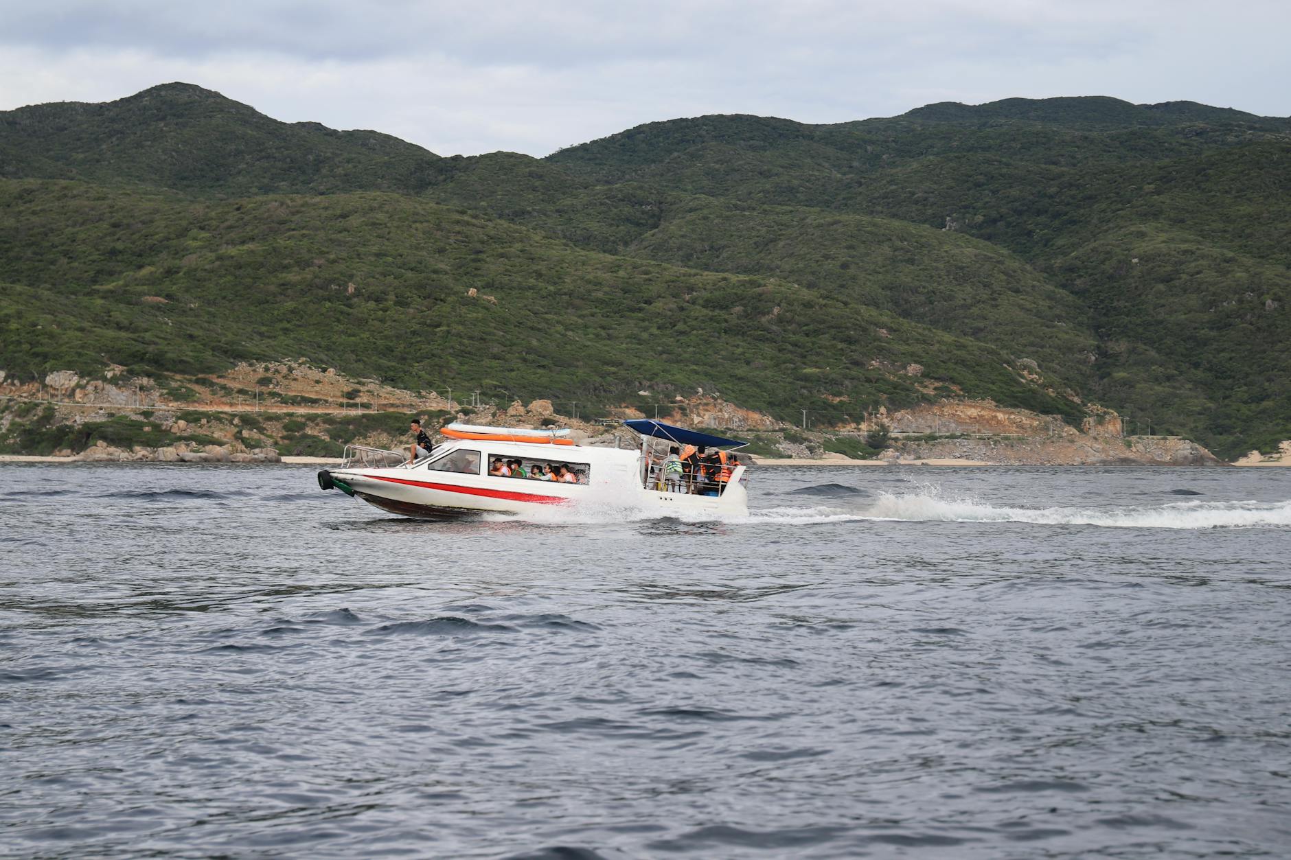New study: Powerboats can impact lakes below the surface